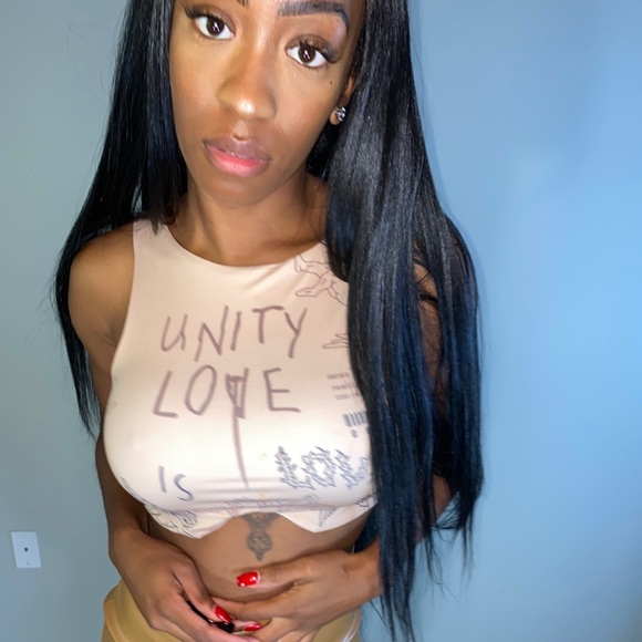 Love Graphic cropped top - Picture 2 of 13